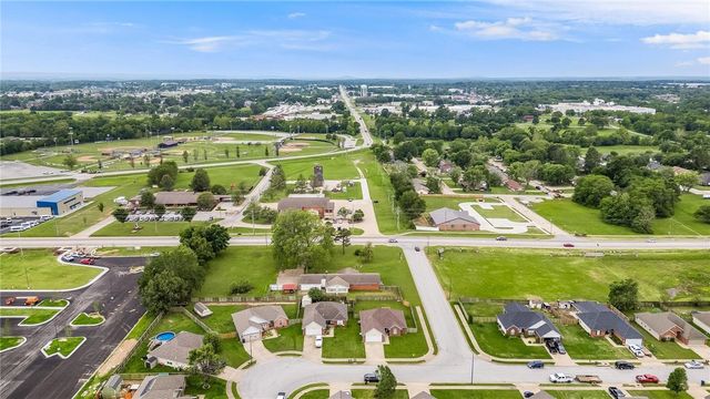 1308 E Freedom Street, Siloam Springs, AR 72761