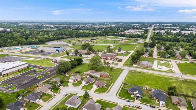 1308 E Freedom Street, Siloam Springs, AR 72761