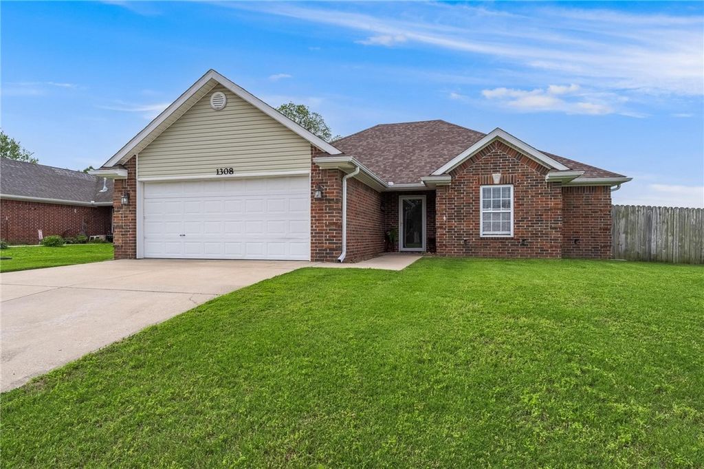 1308 E Freedom Street, Siloam Springs, AR 72761