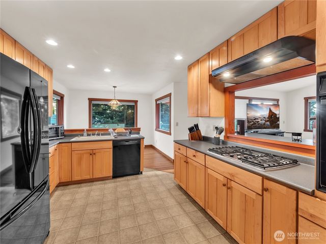 17261 Golden View Avenue, La Conner, WA 98257
