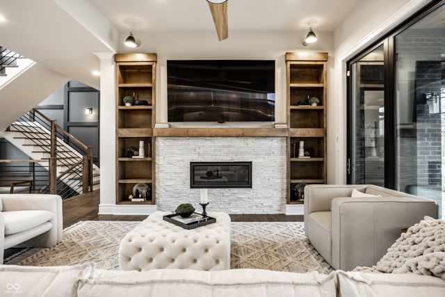 4292 Alderborough Way, Zionsville, IN 46077