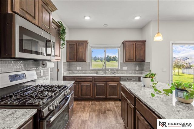 17825 Camden Avenue, Omaha, NE 68116