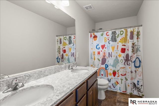 17825 Camden Avenue, Omaha, NE 68116