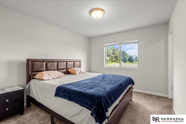 17825 Camden Avenue, Omaha, NE 68116