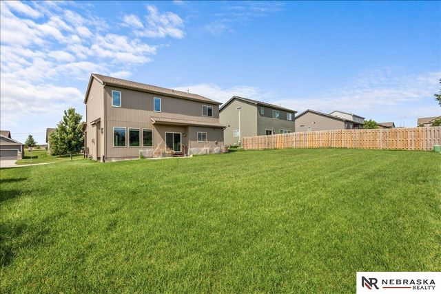 17825 Camden Avenue, Omaha, NE 68116