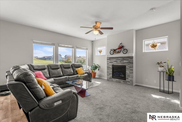 17825 Camden Avenue, Omaha, NE 68116
