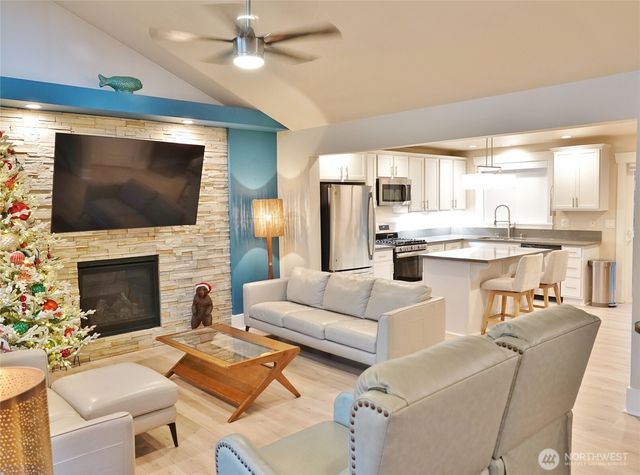 102 N Oar Loop NW, Ocean Shores, WA 98569