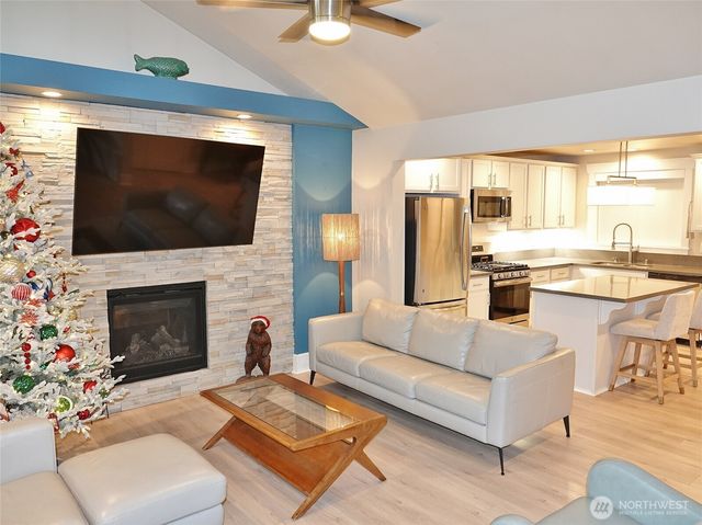 102 N Oar Loop NW, Ocean Shores, WA 98569