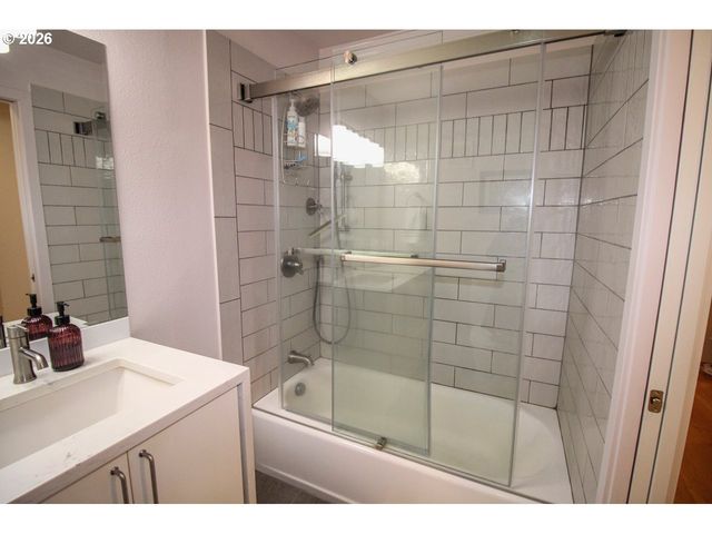 5250 S LANDING Dr 304B1, Portland, OR 97239