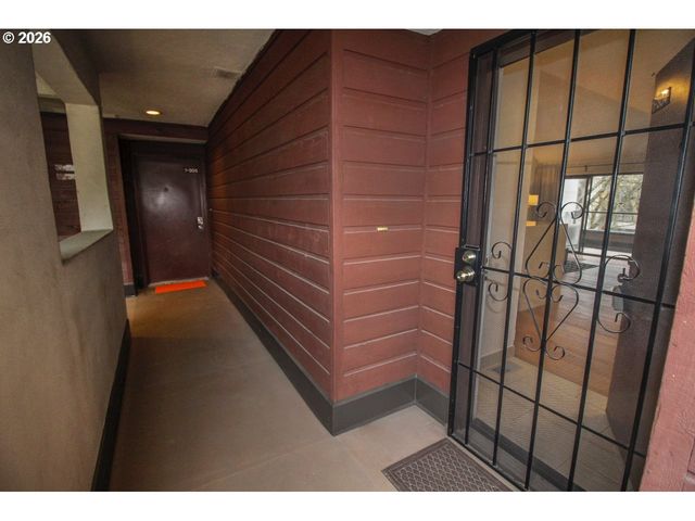 5250 S LANDING Dr 304B1, Portland, OR 97239