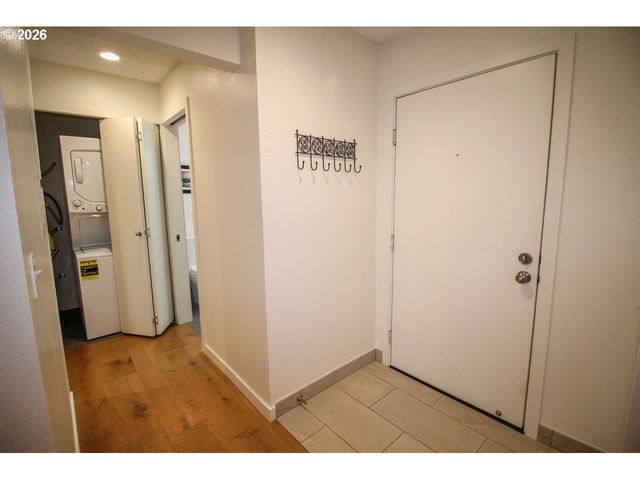 5250 S LANDING Dr 304B1, Portland, OR 97239