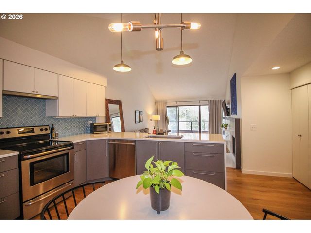5250 S LANDING Dr 304B1, Portland, OR 97239