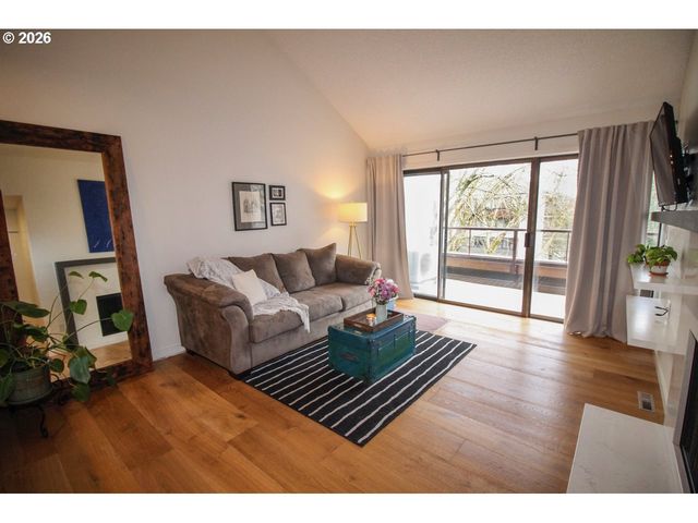 5250 S LANDING Dr 304B1, Portland, OR 97239