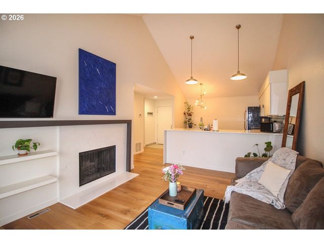 5250 S LANDING Dr 304B1, Portland, OR 97239