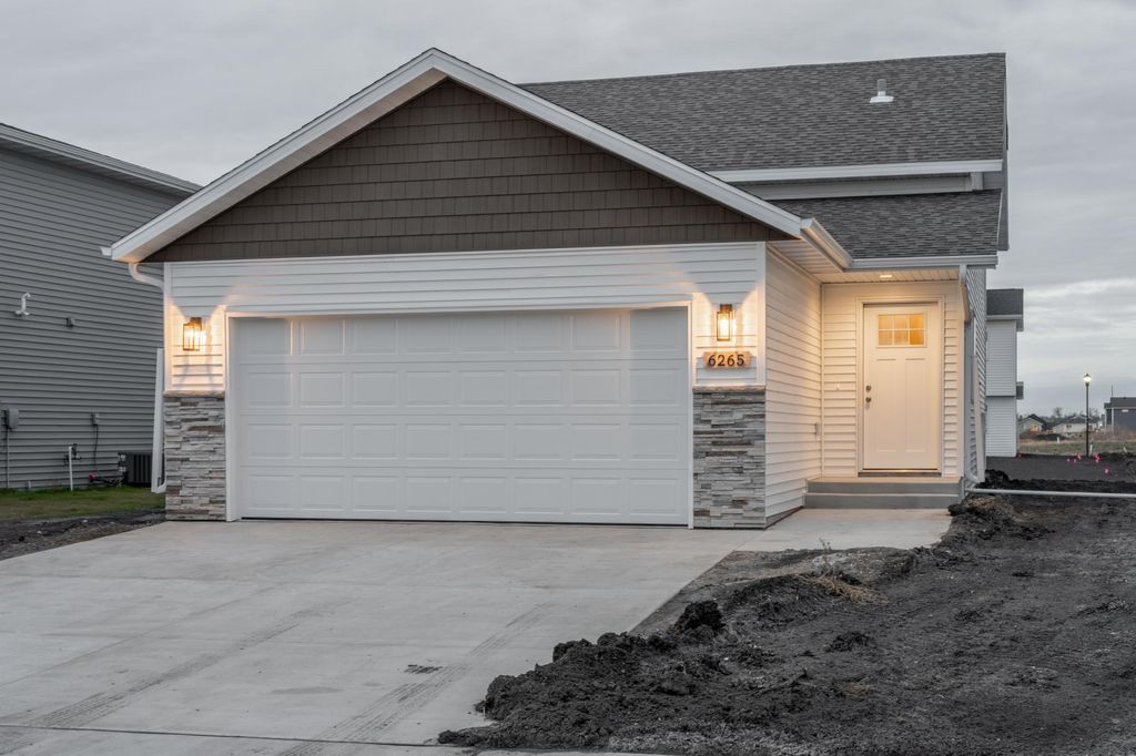 3234 36th Avenue S, Moorhead, MN 56560