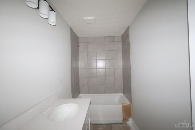 18 Glasgow Street, Springboro, OH 45066