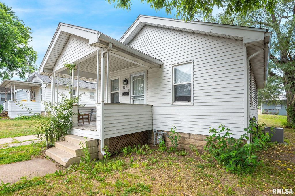 1303 S 7TH Street, Pekin, IL 61554