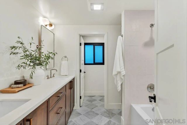 2105 Harbour Heights Rd, San Diego, CA 92109