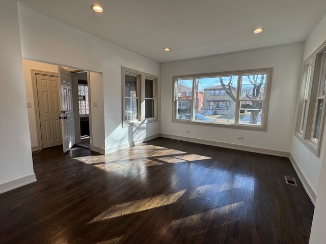 7812 S Paxton Avenue, Chicago, IL 60649