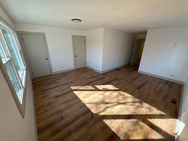 7812 S Paxton Avenue, Chicago, IL 60649