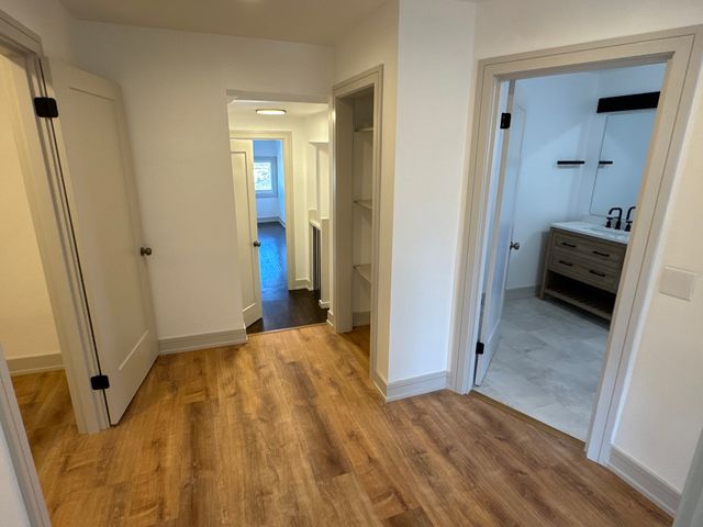 7812 S Paxton Avenue, Chicago, IL 60649