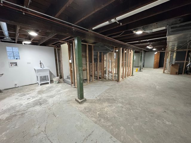 7812 S Paxton Avenue, Chicago, IL 60649