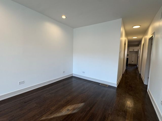 7812 S Paxton Avenue, Chicago, IL 60649