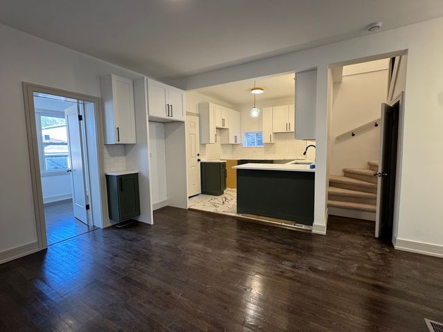 7812 S Paxton Avenue, Chicago, IL 60649