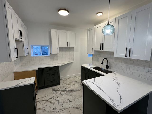 7812 S Paxton Avenue, Chicago, IL 60649