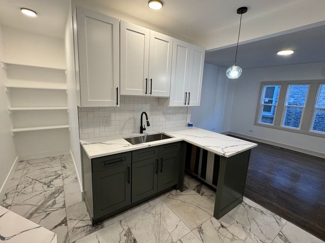 7812 S Paxton Avenue, Chicago, IL 60649