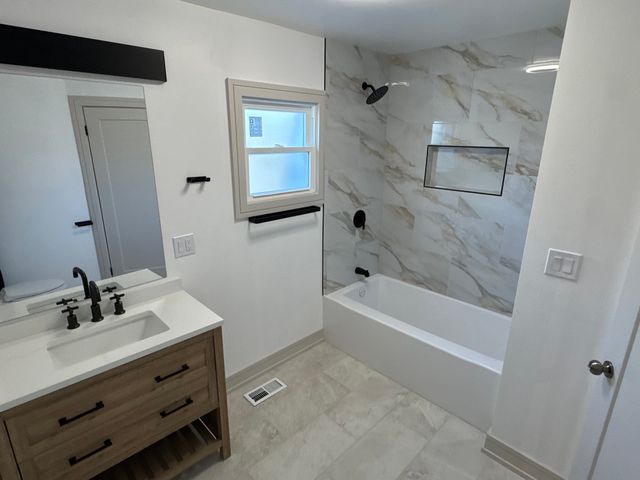 7812 S Paxton Avenue, Chicago, IL 60649