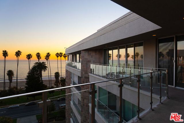 515 Ocean Avenue NPH B, Santa Monica, CA 90402