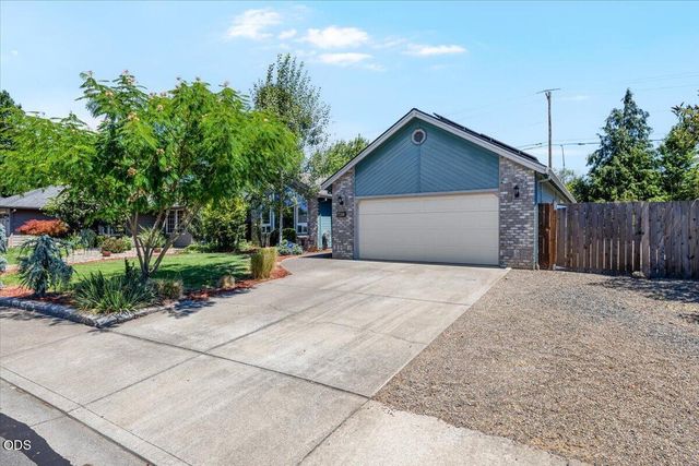1403 Larson Creek Drive, Medford, OR 97504