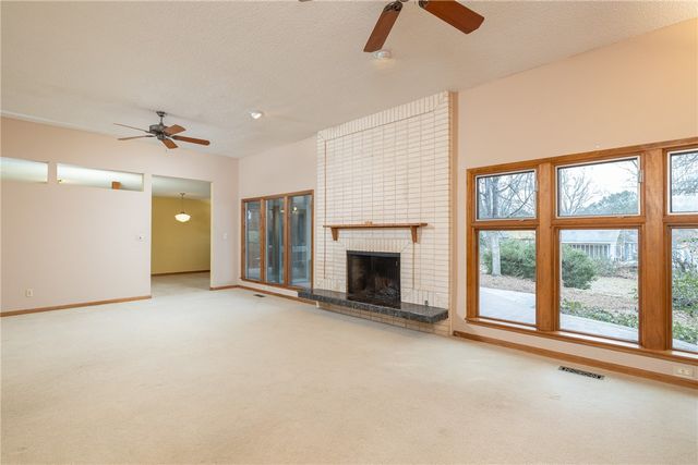 2369 N Yorkwood Drive, Fayetteville, AR 72703