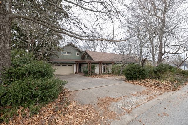 2369 N Yorkwood Drive, Fayetteville, AR 72703