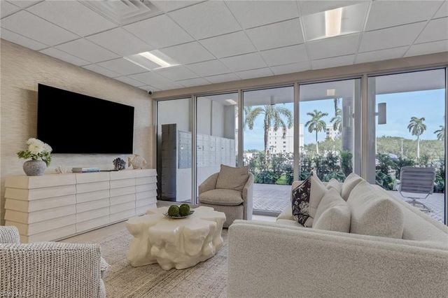 3 Bluebill AVE 107, Naples, FL 34108