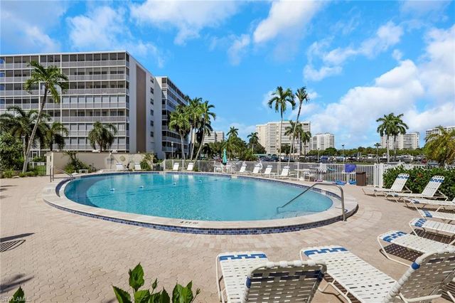 3 Bluebill AVE 107, Naples, FL 34108