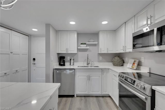 3 Bluebill AVE 107, Naples, FL 34108