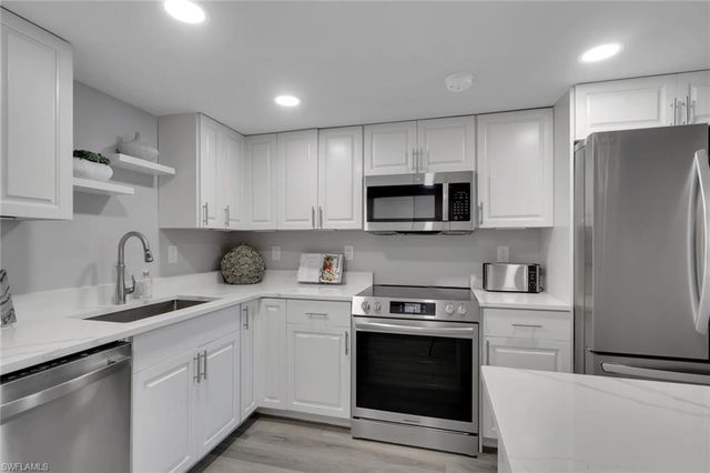 3 Bluebill AVE 107, Naples, FL 34108