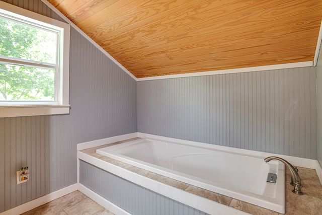 9947 Old Highway 46, Bon Aqua, TN 37025