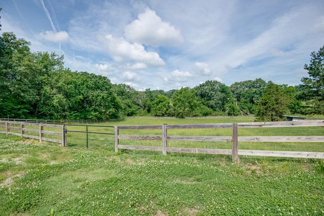 9947 Old Highway 46, Bon Aqua, TN 37025