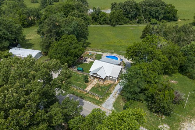 9947 Old Highway 46, Bon Aqua, TN 37025