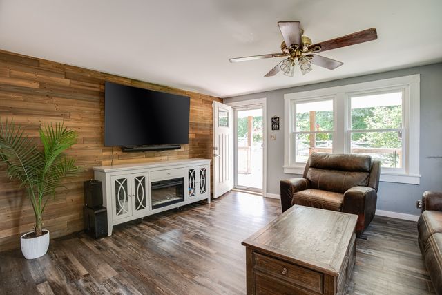 9947 Old Highway 46, Bon Aqua, TN 37025