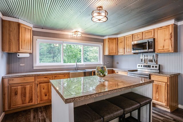 9947 Old Highway 46, Bon Aqua, TN 37025