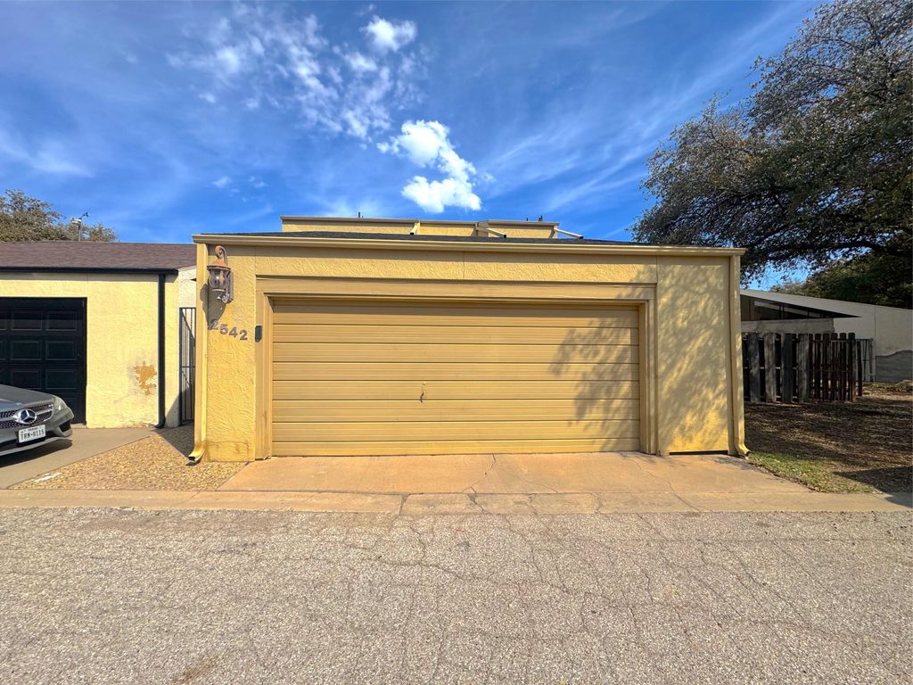 Image 2 of property listing at 2542 Lindenwood Drive, San Angelo, TX 76904