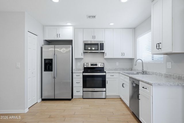 2844 E WALTANN Lane 4, Phoenix, AZ 85032