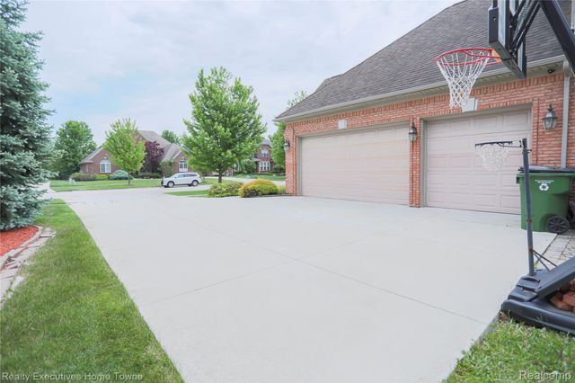 47909 Milonas Drive, Shelby Charter Township, MI 48315
