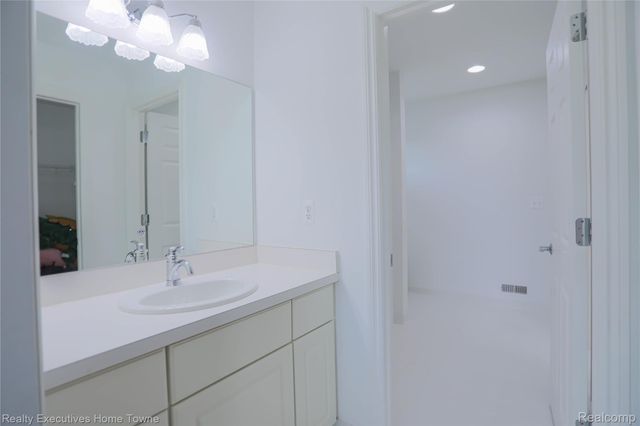 47909 Milonas Drive, Shelby Charter Township, MI 48315