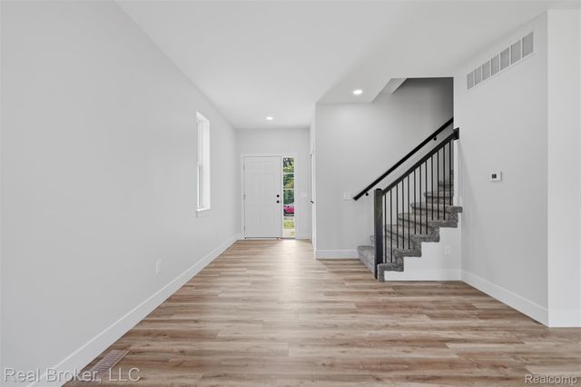 9400 Roland Drive, Hamburg Township, MI 48116