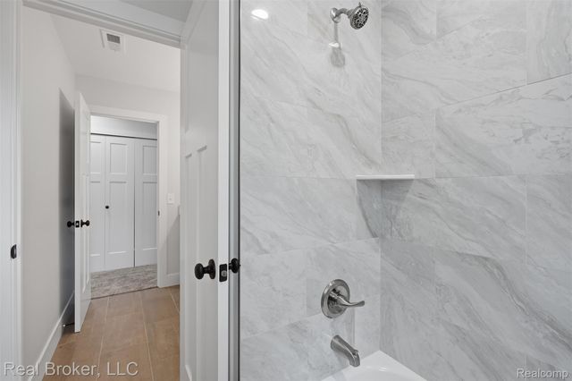 9400 Roland Drive, Hamburg Township, MI 48116